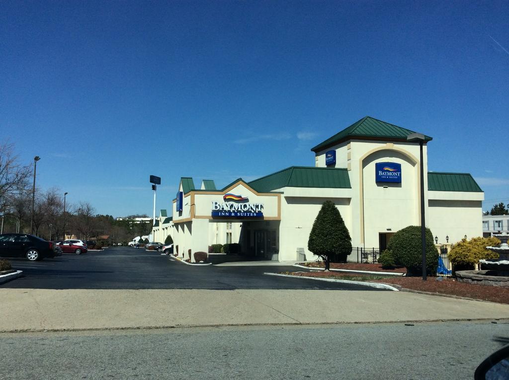 Baymont By Wyndham Greensboro/Coliseum Exteriör bild