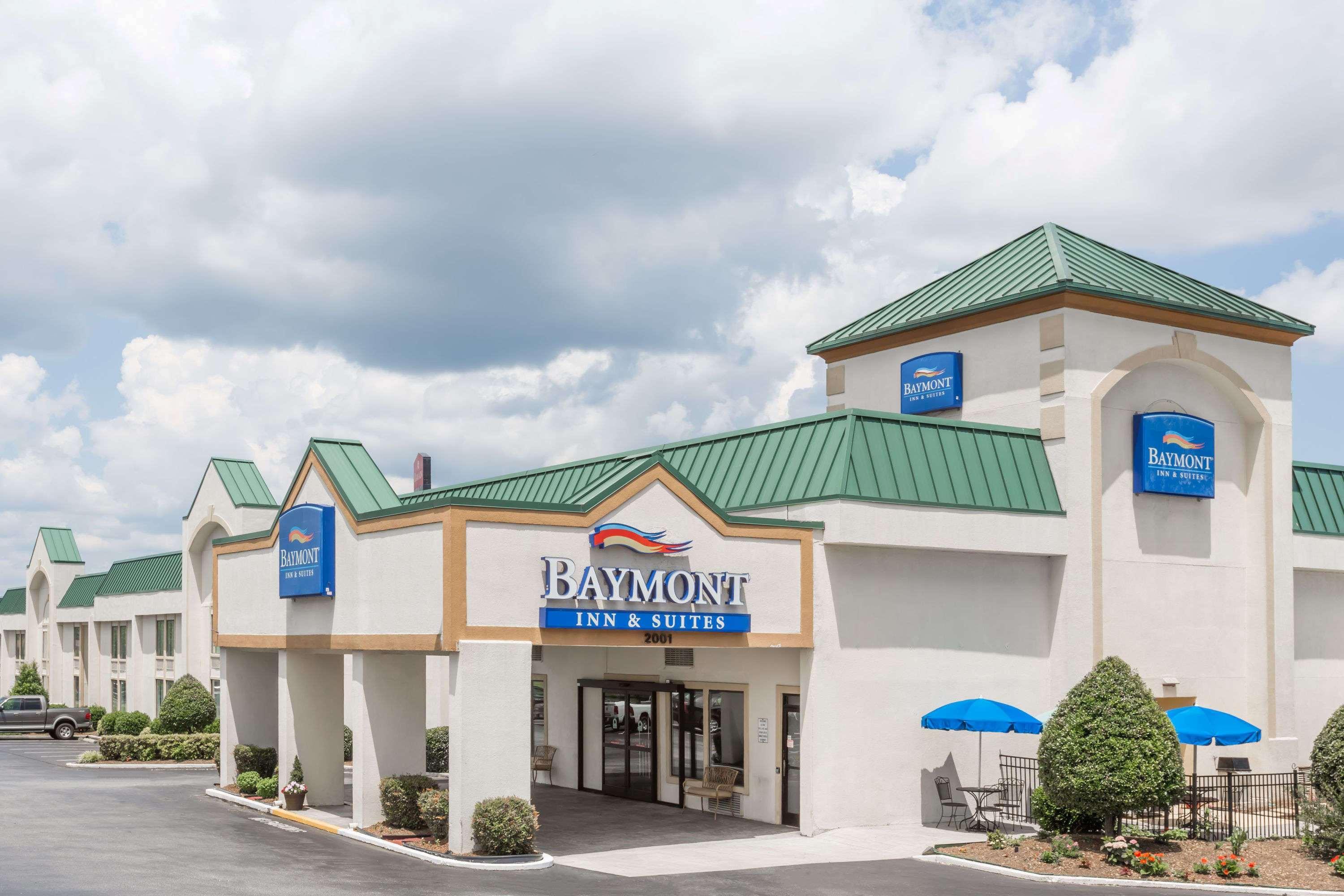 Baymont By Wyndham Greensboro/Coliseum Exteriör bild