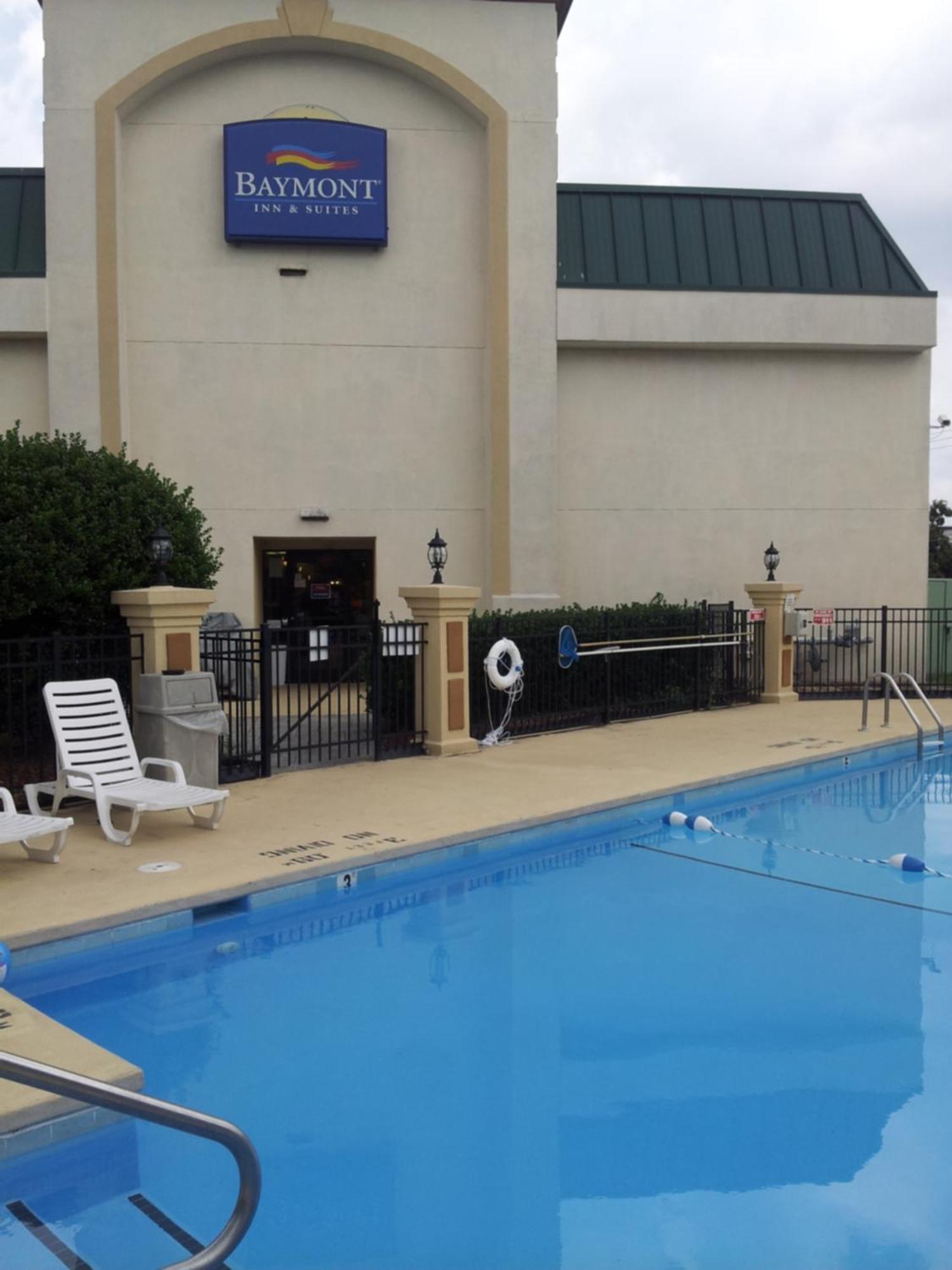 Baymont By Wyndham Greensboro/Coliseum Exteriör bild